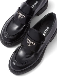 N374O Prada
mocasines con placa del logo