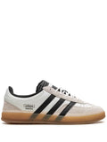 adidas tenis Gazelle Indoor "Off White" de adidas x Bad Bunny