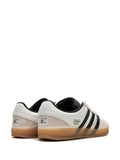 adidas tenis Gazelle Indoor "Off White" de adidas x Bad Bunny