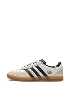 adidas tenis Gazelle Indoor "Off White" de adidas x Bad Bunny